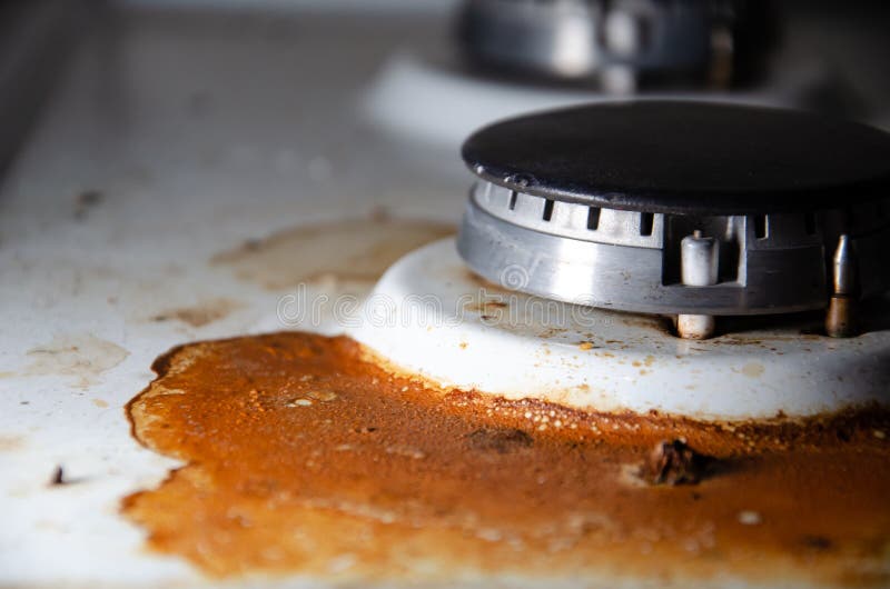 Smutsig gasspets i köket med kopieringsutrymme. vit yta på spaltspalten i torkade, brända fettbitar med gasbrännare. begrepp royaltyfri foto