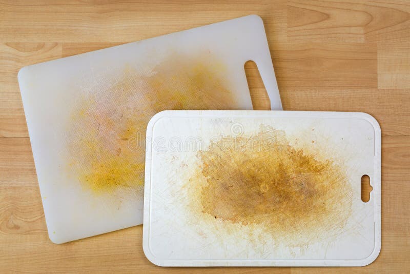 Smutsig vit plast- skärbräda med mörkerfläckar, skrapa royaltyfria bilder