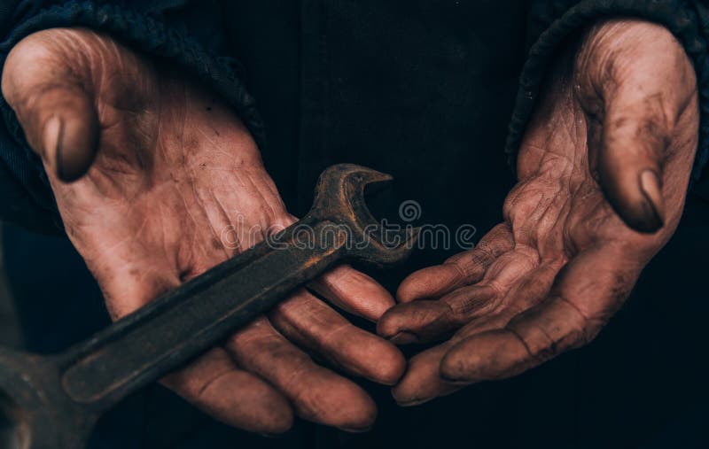Smutsiga h?nder av en man, en funktionsduglig man, en man t?mde hans h?nder, medan arbeta, en fattig man royaltyfria bilder Smutsiga h?nder av en man, en funktionsduglig man, en man t?mde hans h?nder, medan arbeta, en fattig man royaltyfria bilder