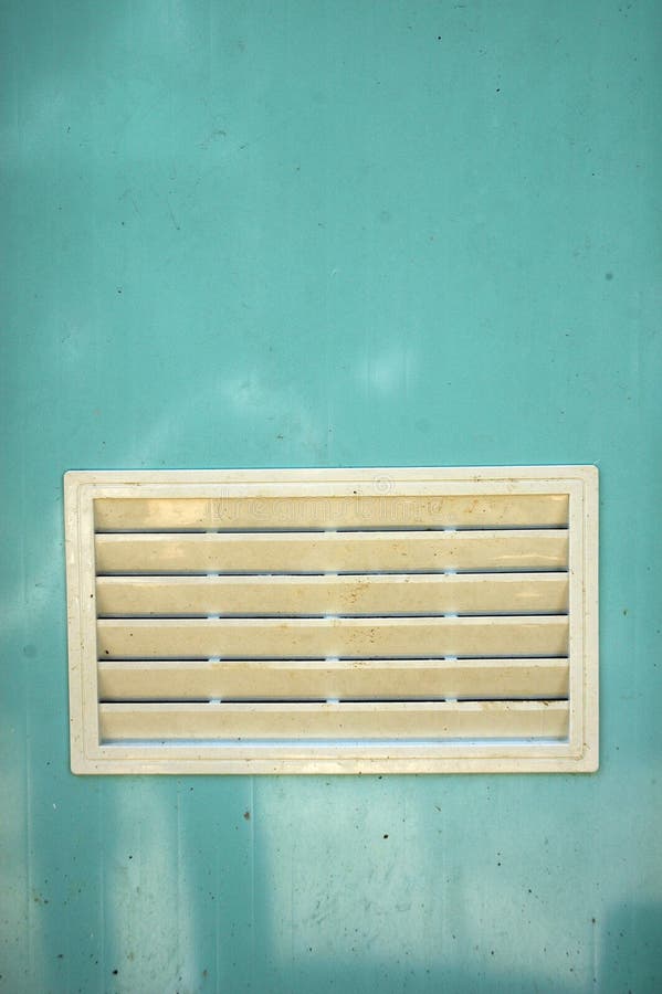 smutsigt ventilationswhitefönster arkivbild smutsigt ventilationswhitefönster arkivbild