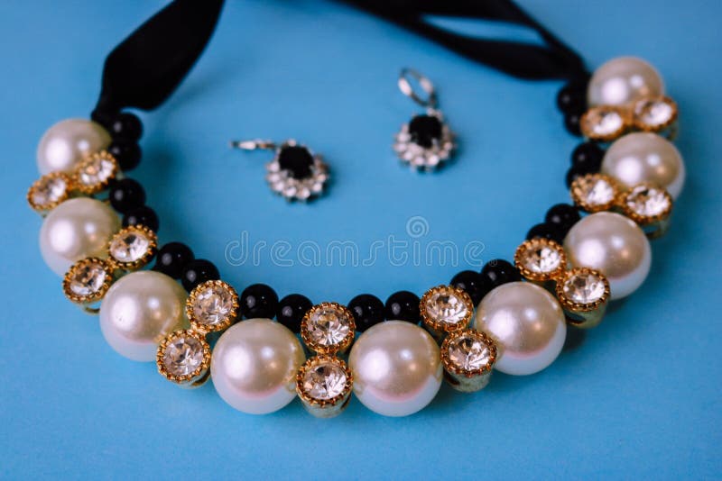 Smycken, halsband och örhängen för härlig dyr dyrbar skinande smyckeninnegrej glamorösa med pärlor och diamanter royaltyfria foton Smycken, halsband och örhängen för härlig dyr dyrbar skinande smyckeninnegrej glamorösa med pärlor och diamanter royaltyfria foton