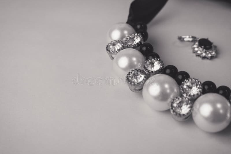 Smycken, halsband och örhängen för härlig dyr dyrbar skinande smyckeninnegrej glamorösa med pärlor och diamanter arkivbild Smycken, halsband och örhängen för härlig dyr dyrbar skinande smyckeninnegrej glamorösa med pärlor och diamanter arkivbild