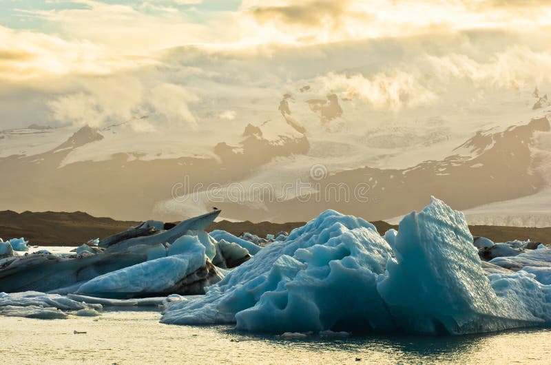 Smältning av isberg på den Jokulsarlon glaciärlagun på solnedgången royaltyfria bilder Smältning av isberg på den Jokulsarlon glaciärlagun på solnedgången royaltyfria bilder