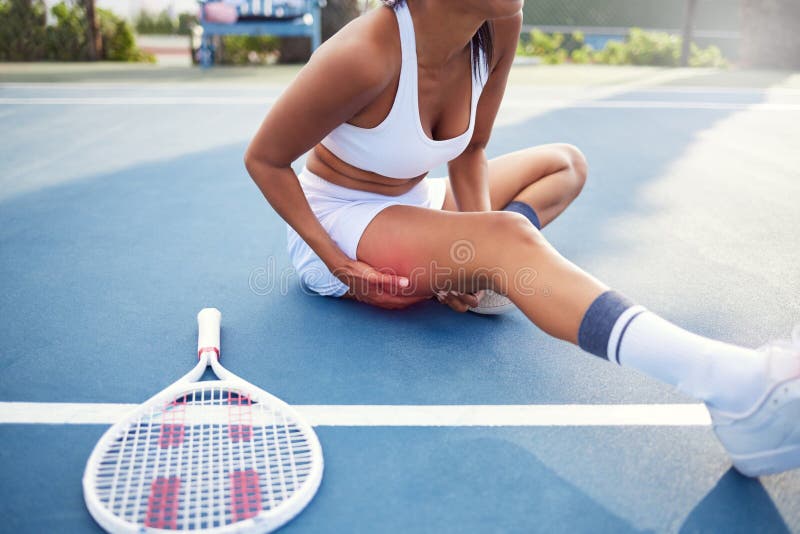 Smärta och benskador i tennis-domstolen för idrottsmäns obehag och muskelstam för snabba rörelser. Flickracket och royaltyfria bilder