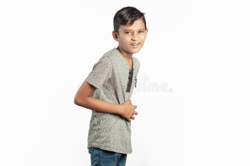 Smärtor i magont hos indianbarn. arkivbilder