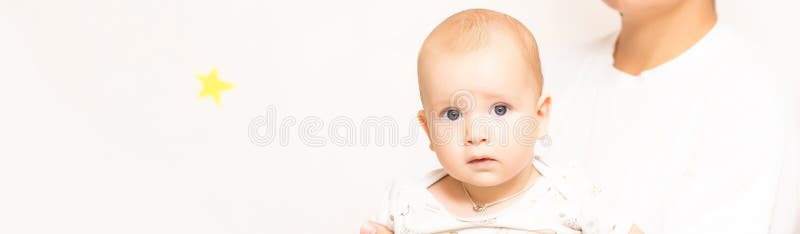 Små barn lär sig att hjälpa föräldrar att hålla huvudet. bebis. föräldrastöd fotografering för bildbyråer