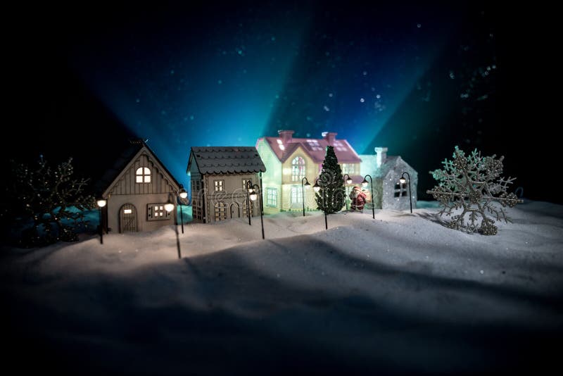 Små dekorativa hus, härlig festlig stilleben, gulliga små hus på natten, bakgrund för bokeh för nattstad verklig, lycklig vinter royaltyfri bild Små dekorativa hus, härlig festlig stilleben, gulliga små hus på natten, bakgrund för bokeh för nattstad verklig, lycklig vinter royaltyfri bild
