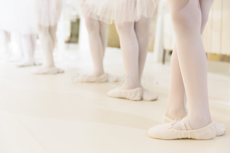 Små flickor som dansar balett arkivbild Små flickor som dansar balett arkivbild