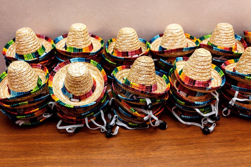 Små mexikanska hattar eller sombrero som överst staplas upp av de arkivfoto Små mexikanska hattar eller sombrero som överst staplas upp av de arkivfoto