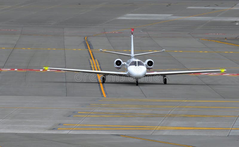 Små och medelstora företagstrålflygplan på landningsbanan royaltyfri foto Små och medelstora företagstrålflygplan på landningsbanan royaltyfri foto