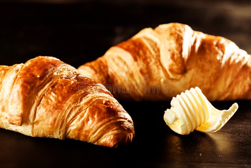 Smör och gifflet panerar överst av en tabell royaltyfria foton Smör och gifflet panerar överst av en tabell royaltyfria foton
