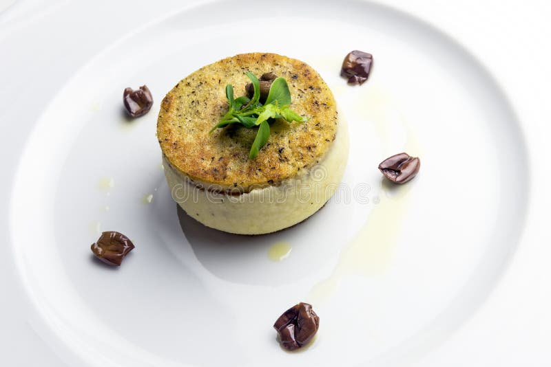 Smörgås för Cornmealmush med skummade codfish och oliv royaltyfri fotografi Smörgås för Cornmealmush med skummade codfish och oliv royaltyfri fotografi
