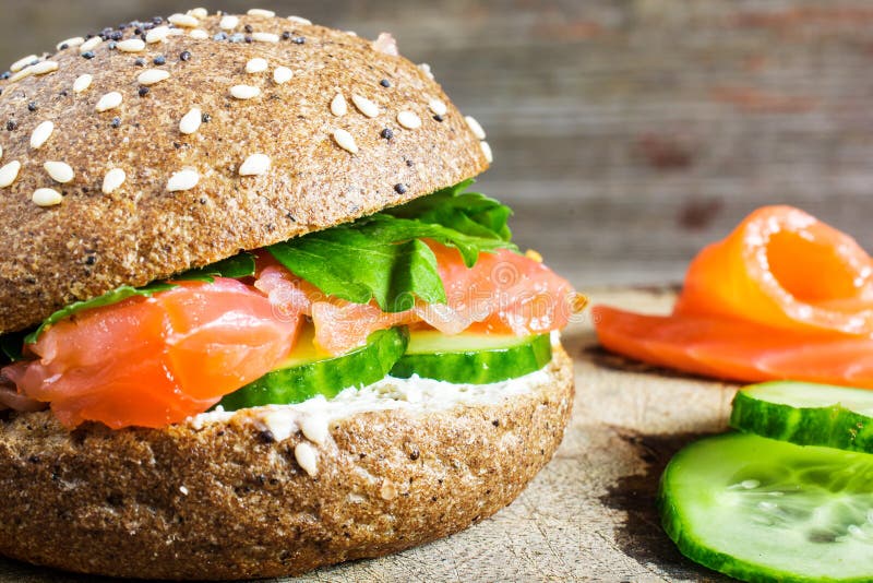 Smörgås med sädesslag bröd och lax för sund frukost royaltyfri fotografi Smörgås med sädesslag bröd och lax för sund frukost royaltyfri fotografi