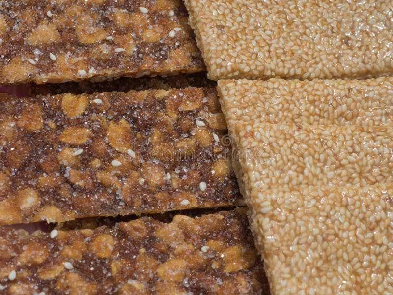 Snack bar dulce con los cacahuetes y las semillas de sésamo imagenes de archivo Snack bar dulce con los cacahuetes y las semillas de sésamo imagenes de archivo