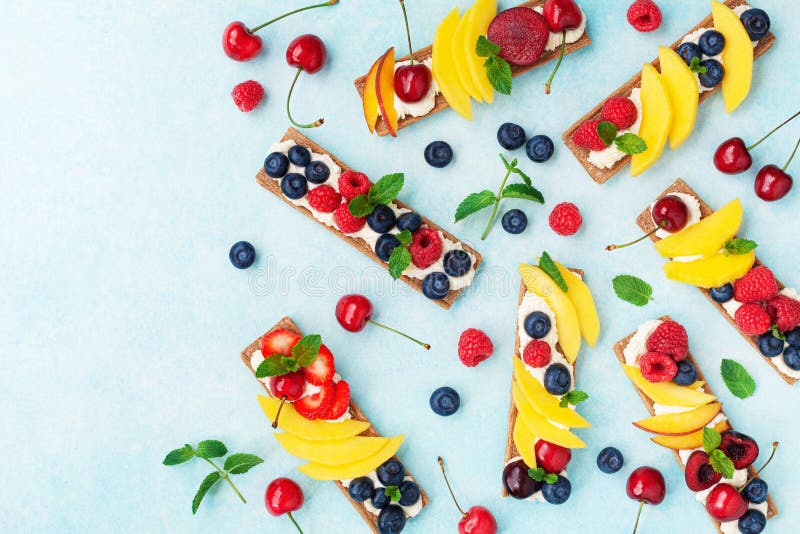 Snack of dessert van sandwiches met romige kaas en bessen hoogste mening Gemakkelijk de zomervoedsel voor ontbijt of lunch royalty-vrije stock afbeeldingen Snack of dessert van sandwiches met romige kaas en bessen hoogste mening Gemakkelijk de zomervoedsel voor ontbijt of lunch royalty-vrije stock afbeeldingen