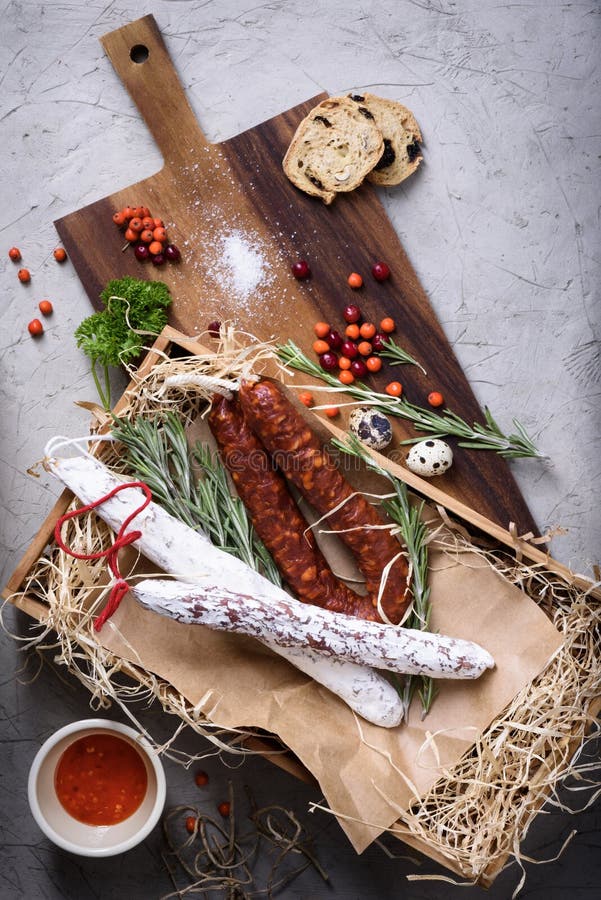 Snack van het Antipasto de traditionele Spaanse vlees met brood en kruiden stock foto's Snack van het Antipasto de traditionele Spaanse vlees met brood en kruiden stock foto's