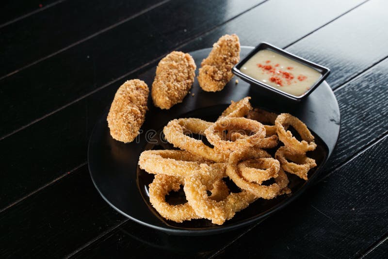 Snacks de cerveja. aperitivo de carne assada e anéis de cebola fotografia de stock