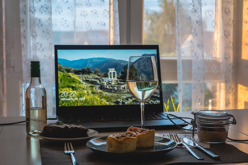 Diverso spuntini, bicchiere un una bottiglia da vino un taccuino, pronto sul tavolo virtualmente durante Perché da19.