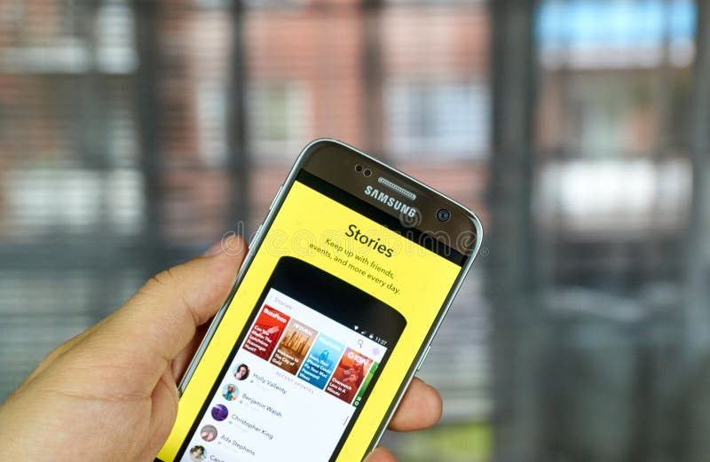 Snapchat opowieści na telefonie komórkowym
