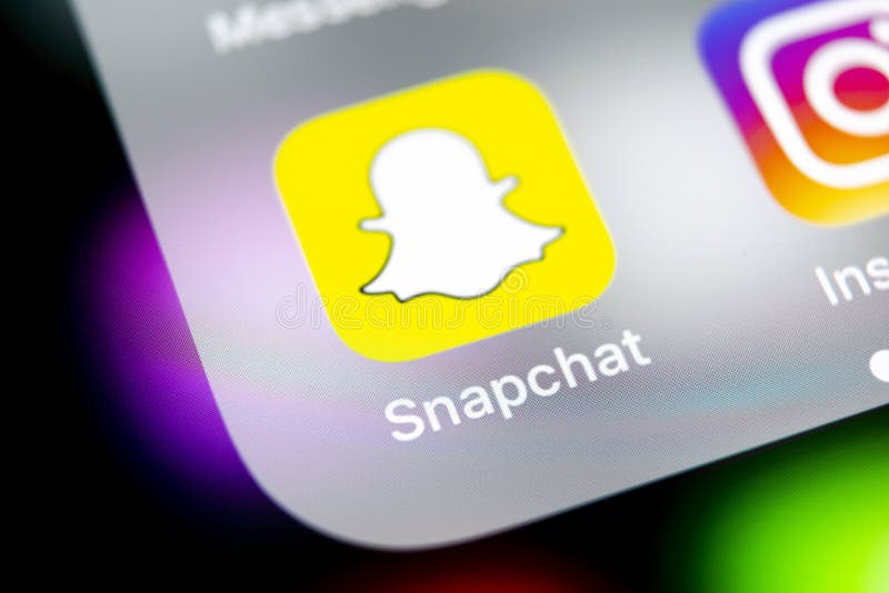 Snapchat在苹果计算机iPhone x智能手机屏幕特写镜头的应用象 Snapchat app象 社会媒介象 3d网络照片回报了社交