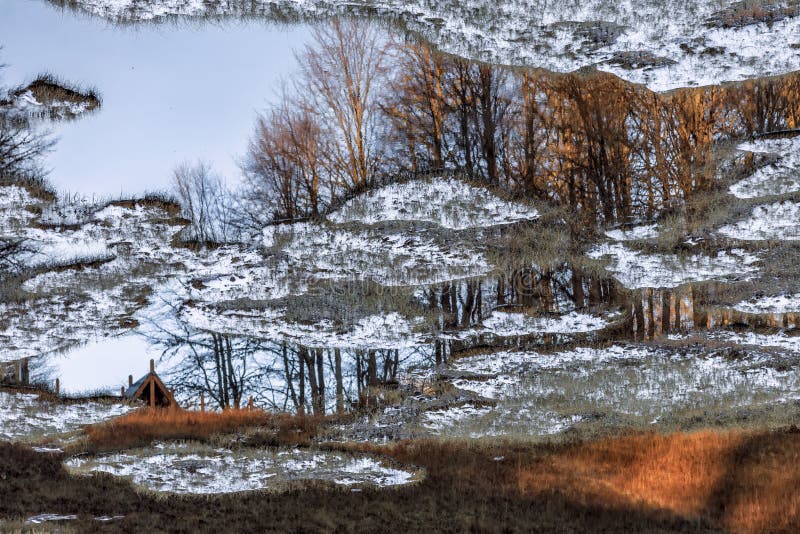 Sneeuw behandeld installatie-gevuld bergmeer in de bergbos van de de herfstkaukasus bij zonsondergang Mooi toneellandschap met wa stock fotografie Sneeuw behandeld installatie-gevuld bergmeer in de bergbos van de de herfstkaukasus bij zonsondergang Mooi toneellandschap met wa stock fotografie