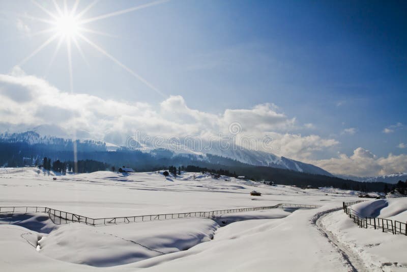Sneeuw behandeld landschap, Kashmir, Jammu And Kashmir, India stock foto's Sneeuw behandeld landschap, Kashmir, Jammu And Kashmir, India stock foto's