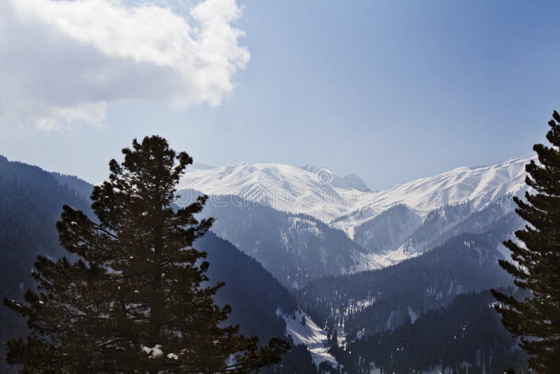 Sneeuw behandelde berg, Kashmir, Jammu And Kashmir, India stock foto's Sneeuw behandelde berg, Kashmir, Jammu And Kashmir, India stock foto's