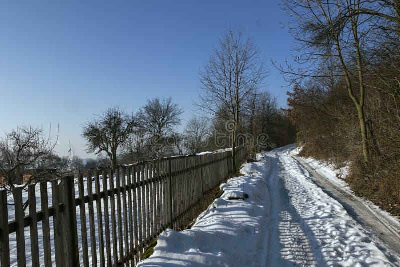 Sneeuw en blauwe hemel met wolken en stok royalty-vrije stock fotografie Sneeuw en blauwe hemel met wolken en stok royalty-vrije stock fotografie