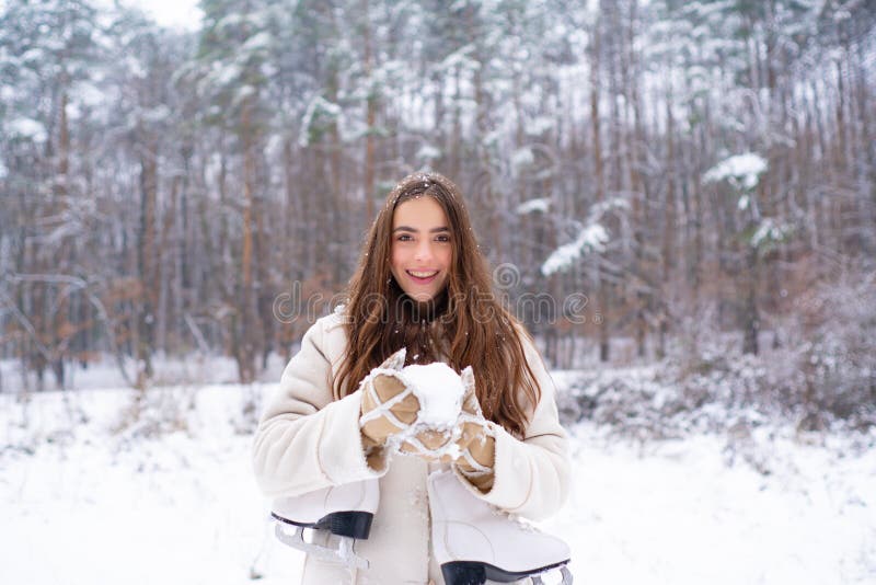 Sneeuwend de manierconcept van de de winterschoonheid Vrouwen in de winterkleren Openlucht dicht omhooggaand portret van jong moo royalty-vrije stock foto's Sneeuwend de manierconcept van de de winterschoonheid Vrouwen in de winterkleren Openlucht dicht omhooggaand portret van jong moo royalty-vrije stock foto's