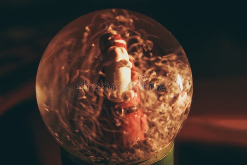 Sneeuwglasbal met binnen Santa Claus, die op de brandende kaars wijst stock fotografie Sneeuwglasbal met binnen Santa Claus, die op de brandende kaars wijst stock fotografie