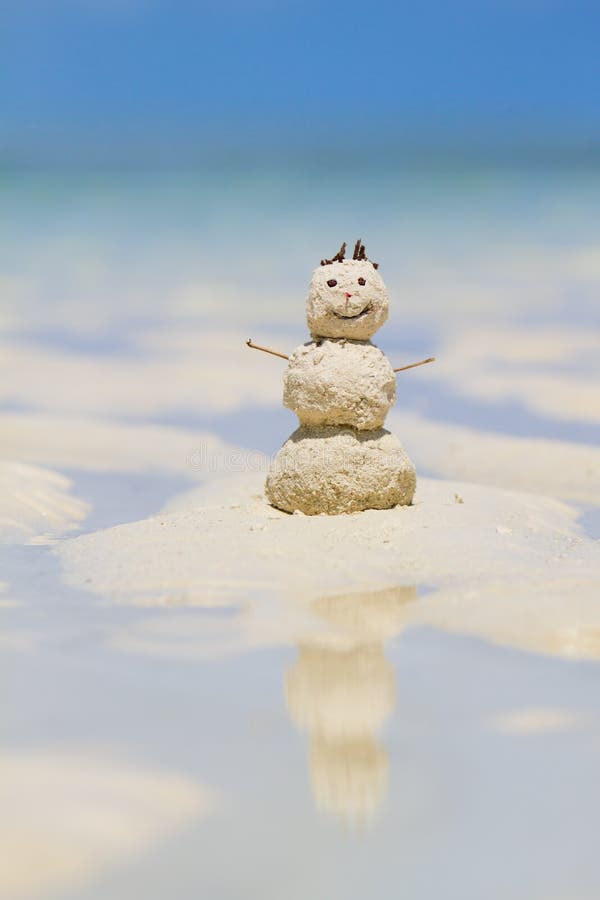 Sneeuwman die van zand op strand wordt gemaakt royalty-vrije stock afbeeldingen Sneeuwman die van zand op strand wordt gemaakt royalty-vrije stock afbeeldingen
