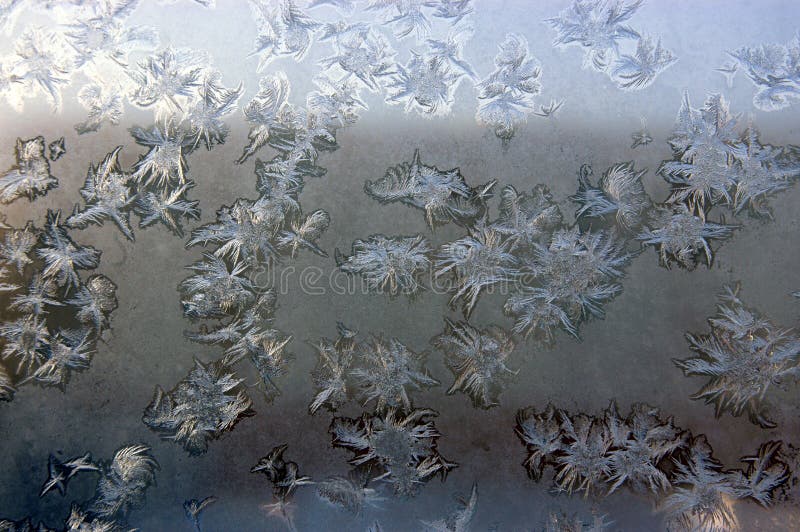 Sneeuwvlokken op een bevroren venster royalty-vrije stock afbeeldingen Sneeuwvlokken op een bevroren venster royalty-vrije stock afbeeldingen