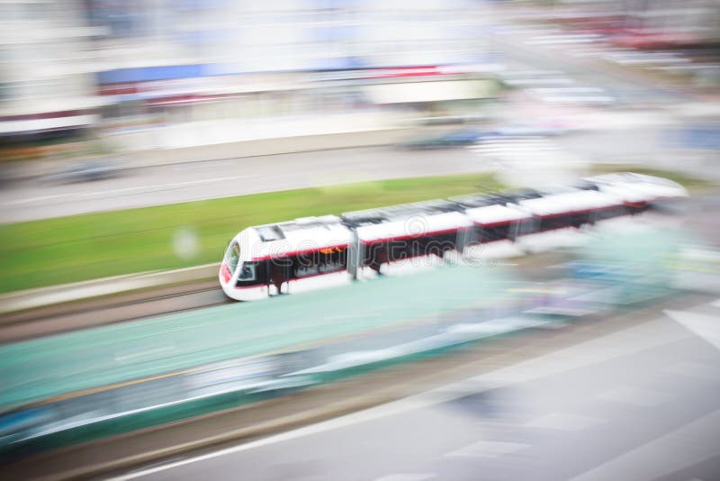 Snel bewegende vage tram aan de gang post stock fotografie Snel bewegende vage tram aan de gang post stock fotografie