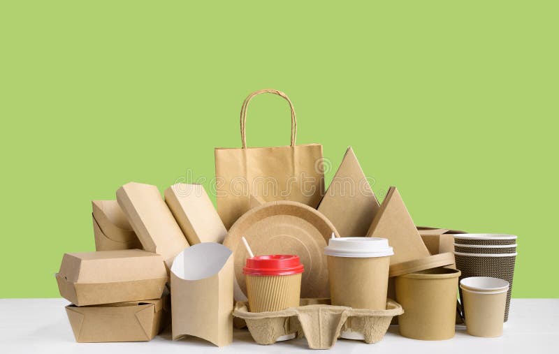 Snel verpakken met voedsel uit een milieuvriendelijk papier, geïsoleerd op groen