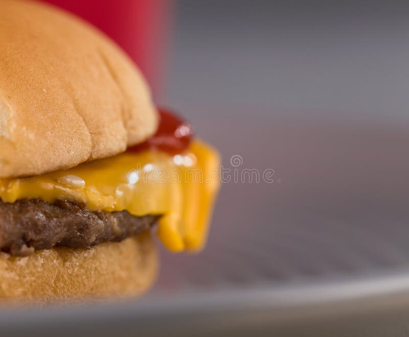 Snel voedsel met heerlijke cheeseburger op een ceramische plaat royalty-vrije stock foto's Snel voedsel met heerlijke cheeseburger op een ceramische plaat royalty-vrije stock foto's