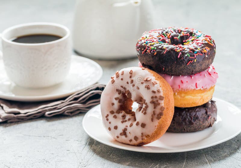 Snel voedselontbijt met doughnut royalty-vrije stock afbeeldingen Snel voedselontbijt met doughnut royalty-vrije stock afbeeldingen