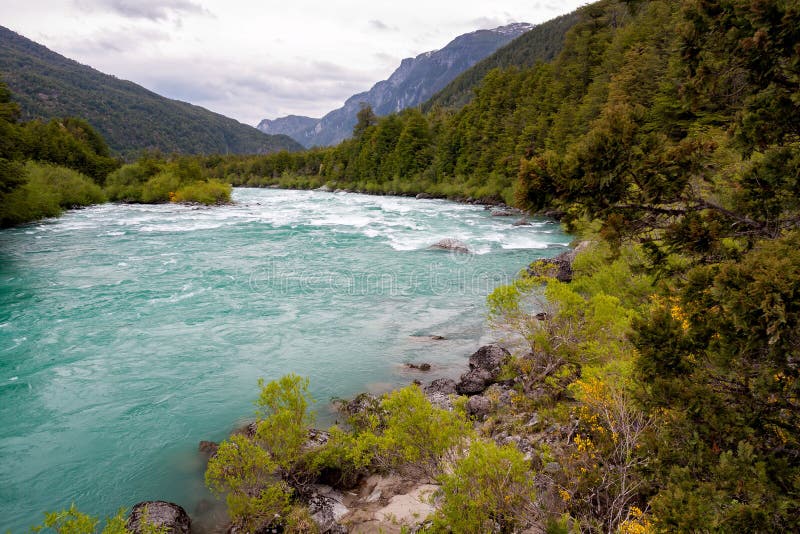 Snelle groene rivier Zuivere aard bij Palena-gebied, Carretera Zuidelijk in Chili - Patagonië royalty-vrije stock foto Snelle groene rivier Zuivere aard bij Palena-gebied, Carretera Zuidelijk in Chili - Patagonië royalty-vrije stock foto