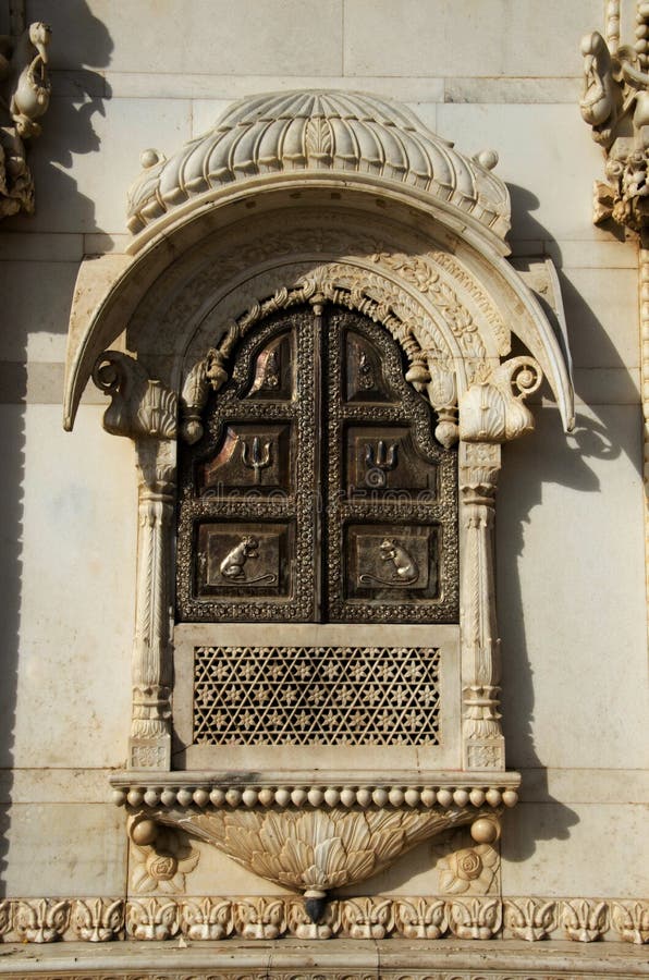 Snidit fönster på den yttre väggen av templet, Karni Mata eller templet av Rats, Bikaner, Rajasthan, Indien royaltyfri bild Snidit fönster på den yttre väggen av templet, Karni Mata eller templet av Rats, Bikaner, Rajasthan, Indien royaltyfri bild