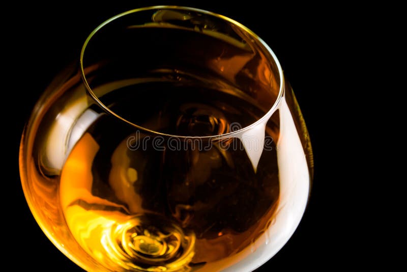 Snifter του κονιάκ στο κομψό γυαλί με το διάστημα για το κείμενο στοκ εικόνες με δικαίωμα ελεύθερης χρήσης