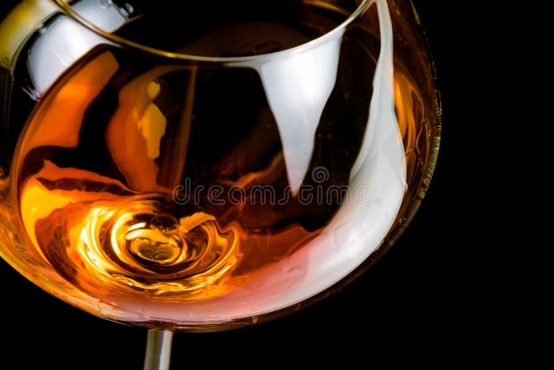 Snifter του κονιάκ στο κομψό γυαλί με το διάστημα για το κείμενο στοκ εικόνες