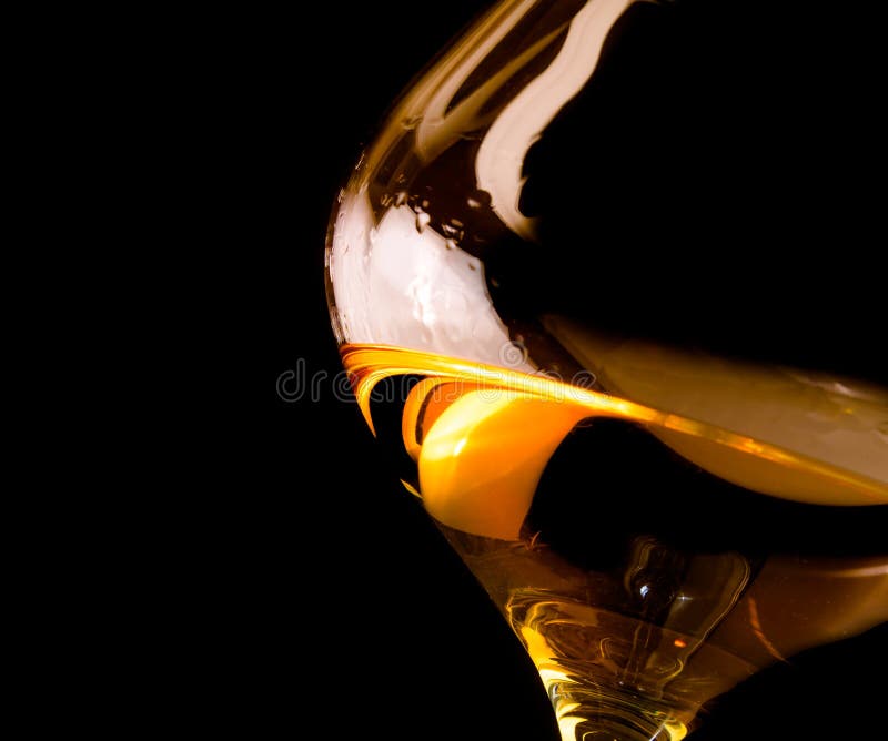 Snifter του κονιάκ στο κομψό γυαλί με το διάστημα για το κείμενο στοκ εικόνα με δικαίωμα ελεύθερης χρήσης