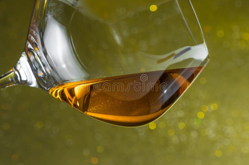 Snifter του κονιάκ στο κομψό γυαλί με το διάστημα για το κείμενο στοκ εικόνες