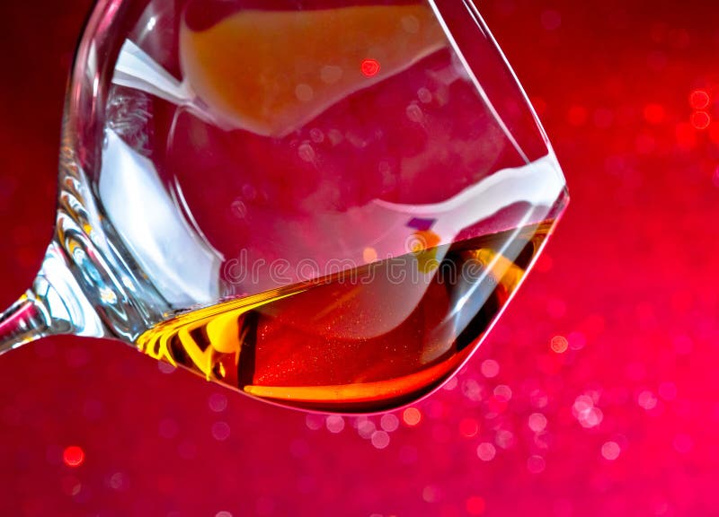 Snifter του κονιάκ στο κομψό γυαλί με το διάστημα για το κείμενο στοκ φωτογραφίες με δικαίωμα ελεύθερης χρήσης