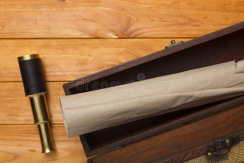 Snirkel och teleskop i den gamla asken arkivbild Snirkel och teleskop i den gamla asken arkivbild
