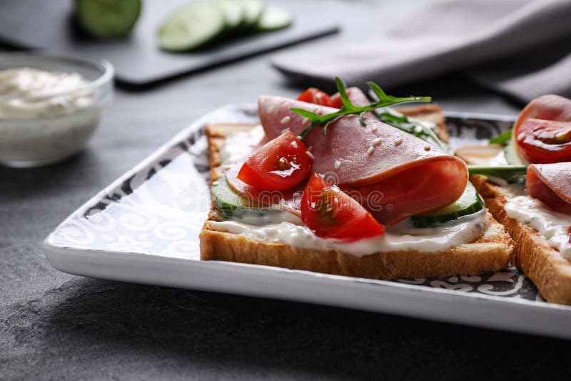 Snoeizoensbroodjes met ham op grijze tafel stock afbeelding Snoeizoensbroodjes met ham op grijze tafel stock afbeelding