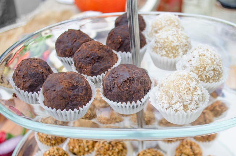 Snoepjes met kokosnotenspaanders, snoepjes met noten, truffel royalty-vrije stock foto Snoepjes met kokosnotenspaanders, snoepjes met noten, truffel royalty-vrije stock foto