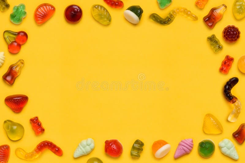 Snoepsnoepgoed voor snoepgoed met snoepgoed voor geleiproducten op gele achtergrond