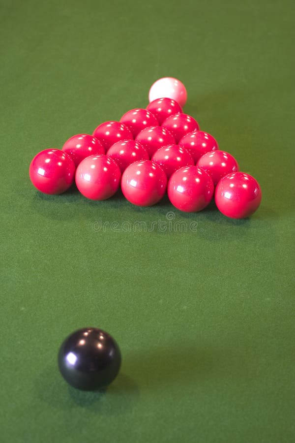 Červené, růžové a černé snooker koule.