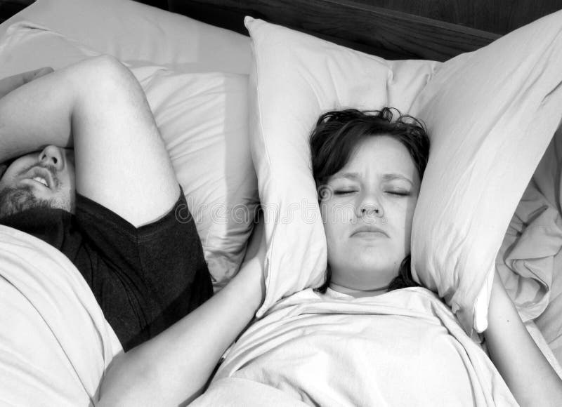 An Bett Frau probéieren Zu Schlof mann schnarchen.