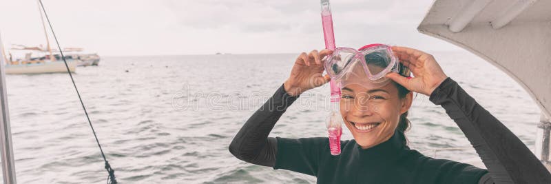Snorkel toerist die van de masker de Aziatische vrouw het klaar voor snorkelen krijgen activiteitenreis van bootbanner
